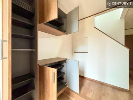���� �V���[�Y�{�b�N�X�t���Ȃ̂ŁA���ւ��Еt�����|�������₷���ł��I
�X�b�L���������ւŌ˂��J�����u�ԁA�������̂���S�n������Ԃ��o�}���Ă���܂��B