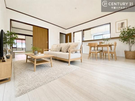 ���r���O �Ƌ��CG�p�[�X�ł��B��؂ȉƑ����W�܂邩�炱��LDK�ɂ͂�����肽���B
�q�����������C�ɏ΂��Ȃ��瑖�����Ă���p�����������u�L���Ƃɂ��ėǂ������v�Ǝv���u�Ԃł��B