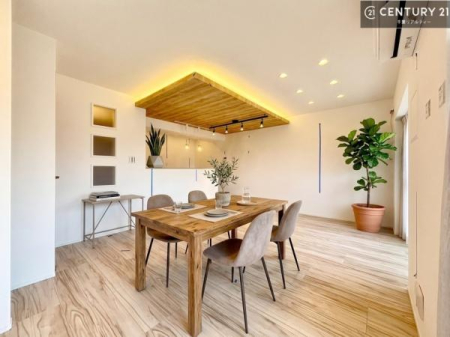 ���r���O �Ƌ��CG�p�[�X�ł��B��؂ȉƑ����W�܂邩�炱��LDK�ɂ͂�����肽���B
�q�����������C�ɏ΂��Ȃ��瑖�����Ă���p�����������u�L���Ƃɂ��ėǂ������v�Ǝv���u�Ԃł��B