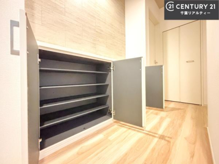 ���� �V���[�Y�{�b�N�X�t���Ȃ̂ŁA���ւ��Еt�����|�������₷���ł��I
�X�b�L���������ւŌ˂��J�����u�ԁA�������̂���S�n������Ԃ��o�}���Ă���܂��B