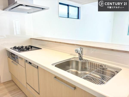 �L�b�`�� ��l�C�̑Ζʎ��V�X�e���L�b�`�����̗p���Ă��܂��I���Ƒ��̃R�~���j�P�[�V���������R�Ƒ�����݌v�ł��B
���q�l�ɂ��ڂ��͂��̂Ŋ������ł��ˁI�L�X�g���ĉ��K�ō�Ƃ��i�݂܂��B