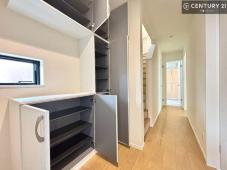 ���� �V���[�Y�{�b�N�X�t���Ȃ̂ŁA���ւ��Еt�����|�������₷���ł��I
�X�b�L���������ւŌ˂��J�����u�ԁA�������̂���S�n������Ԃ��o�}���Ă���܂��B