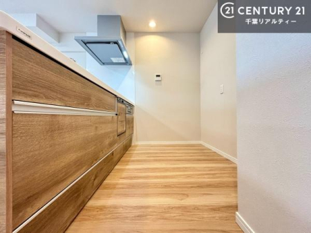 �L�b�`�� ��Ƃ肠�钲���X�y�[�X�ō�Ƃ����₷�����K�ȃL�b�`���ł��I
���q�l�ƈꏏ�ɂ��َq������y���߂�L�X�X�y�[�X�ł��B�y�����������ԂɂȂ肻���ł��ˁI