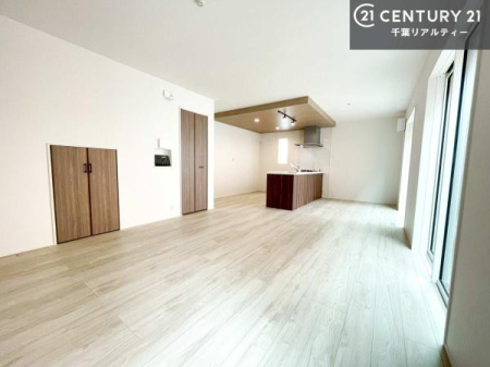 ���r���O ��؂ȉƑ����W�܂邩�炱��LDK�ɂ͂�����肽���B
�q�����������C�ɏ΂��Ȃ��瑖�����Ă���p�����������u�L���Ƃɂ��ėǂ������v�Ǝv���u�Ԃł��B