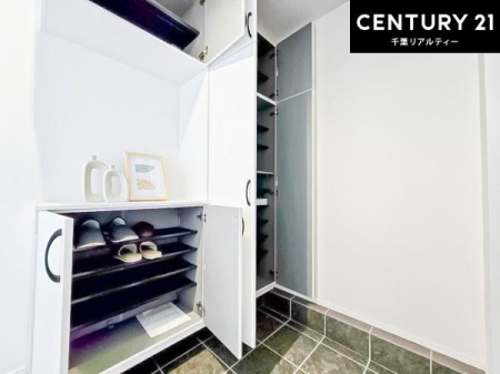 ���� �V���[�Y�{�b�N�X�t���Ȃ̂ŁA���ւ��Еt�����|�������₷���ł��I
�X�b�L���������ւŌ˂��J�����u�ԁA�������̂���S�n������Ԃ��o�}���Ă���܂��B