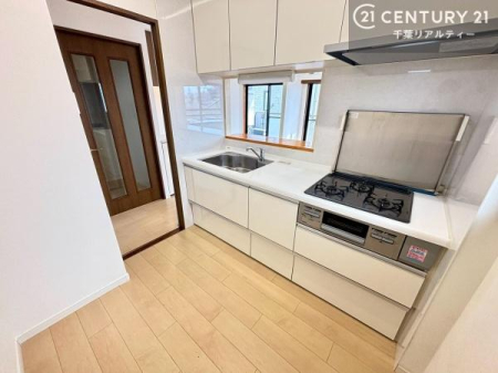 �L�b�`�� ��l�C�̑Ζʎ��V�X�e���L�b�`�����̗p���Ă��܂��I���Ƒ��̃R�~���j�P�[�V���������R�Ƒ�����݌v�ł��B
���q�l�ɂ��ڂ��͂��̂Ŋ������ł��ˁI�L�X�g���ĉ��K�ō�Ƃ��i�݂܂��B
