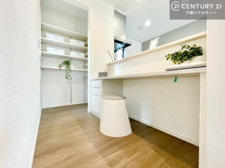���r���O �J�E���^�[�������LDK�B���q�l�̕׋��A������Ƃ�����ƃX�y�[�X�ȂǑ��p�r�Ɋ��p�ł���A��炵�₷���ɔz�������Z��Ԃł��B