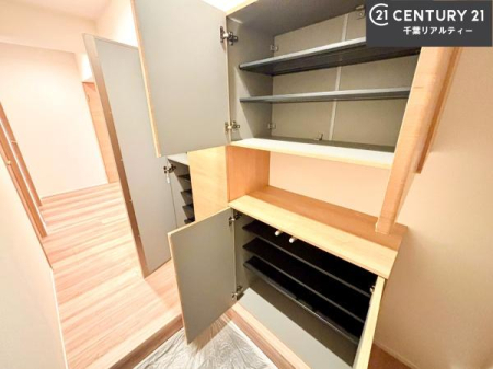 ���� �V���[�Y�{�b�N�X�t���Ȃ̂ŁA���ւ��Еt�����|�������₷���ł��I
�X�b�L���������ւŌ˂��J�����u�ԁA�������̂���S�n������Ԃ��o�}���Ă���܂��B