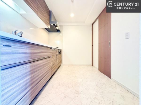�L�b�`�� ��Ƃ肠�钲���X�y�[�X�ō�Ƃ����₷�����K�ȃL�b�`���ł��I
���q�l�ƈꏏ�ɂ��َq������y���߂�L�X�X�y�[�X�ł��B�y�����������ԂɂȂ肻���ł��ˁI