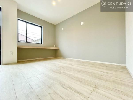���r���O �J�E���^�[�������LDK�B���q�l�̕׋��A������Ƃ�����ƃX�y�[�X�ȂǑ��p�r�Ɋ��p�ł���A��炵�₷���ɔz�������Z��Ԃł��B