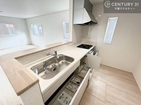 �L�b�`�� ��Ƃ����₷���V�X�e���L�b�`���ł��I���[���t���Ă���̂ŁA�����X�y�[�X�ɕ���u���Ȃ��čς݂܂��I
�L�X�g���āA���K�ɍ�Ƃ��ł��܂��I