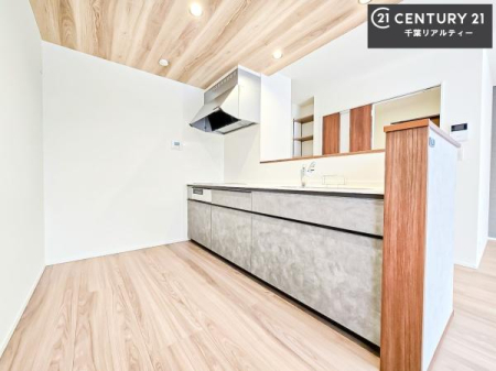 �L�b�`�� ��Ƃ肠�钲���X�y�[�X�ō�Ƃ����₷�����K�ȃL�b�`���ł��I
���q�l�ƈꏏ�ɂ��َq������y���߂�L�X�X�y�[�X�ł��B�y�����������ԂɂȂ肻���ł��ˁI