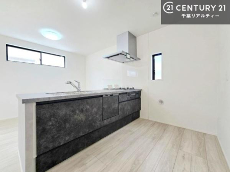 �L�b�`�� ��l�C�̑Ζʎ��V�X�e���L�b�`�����̗p���Ă��܂��I���Ƒ��̃R�~���j�P�[�V���������R�Ƒ�����݌v�ł��B
���q�l�ɂ��ڂ��͂��̂Ŋ������ł��ˁI�L�X�g���ĉ��K�ō�Ƃ��i�݂܂��B