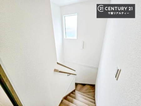 ���̑����� �傫�ȑ���������������ޖ��邢�K�i�X�y�[�X�B�����͏Ɩ����炸�ŁA���R�̂ʂ�����������Ȃ����艺��ł��܂��B�J����������A�����̓������S�n�悭�߂������Ԃł��B