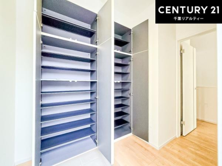 ���� �V���[�Y�{�b�N�X�t���Ȃ̂ŁA���ւ��Еt�����|�������₷���ł��I
�X�b�L���������ւŌ˂��J�����u�ԁA�������̂���S�n������Ԃ��o�}���Ă���܂��B