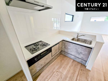 �L�b�`�� L���^�ΖʃL�b�`�����̗p�B��ƃX�y�[�X���L���m�ۂ��Ȃ���A���r���O�ւ̖��͂˂⒲�����̎����ɂ��z�����ꂽ�g������̗ǂ���Ԃł��B
