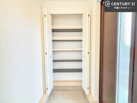 ���� �V���[�Y�{�b�N�X�t���Ȃ̂ŁA���ւ��Еt�����|�������₷���ł��I
�X�b�L���������ւŌ˂��J�����u�ԁA�������̂���S�n������Ԃ��o�}���Ă���܂��B