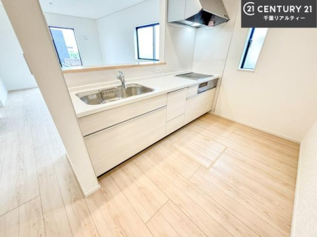 �L�b�`�� ��Ƃ肠�钲���X�y�[�X�ō�Ƃ����₷�����K�ȃL�b�`���ł��I
���q�l�ƈꏏ�ɂ��َq������y���߂�L�X�X�y�[�X�ł��B�y�����������ԂɂȂ肻���ł��ˁI