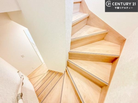 ���̑����� �肷��t���ŏ�艺������S�ȊK�i�B�����̈ړ�����������T�|�[�g���Ă����A�g���₷���ɔz�������݌v�ł��B���q�l���炲�N�z�̕��܂ŁA���Ƒ��݂�Ȃ����K�ɗ��p�ł��܂��B