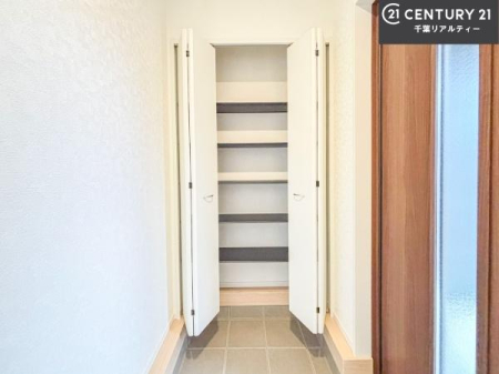 ���� �V���[�Y�{�b�N�X�t���Ȃ̂ŁA���ւ��Еt�����|�������₷���ł��I
�X�b�L���������ւŌ˂��J�����u�ԁA�������̂���S�n������Ԃ��o�}���Ă���܂��B