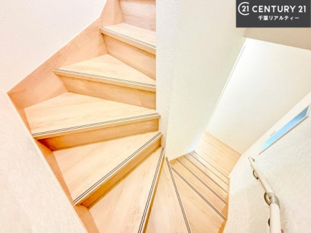���̑����� �肷��t���ŏ�艺������S�ȊK�i�B�����̈ړ�����������T�|�[�g���Ă����A�g���₷���ɔz�������݌v�ł��B���q�l���炲�N�z�̕��܂ŁA���Ƒ��݂�Ȃ����K�ɗ��p�ł��܂��B