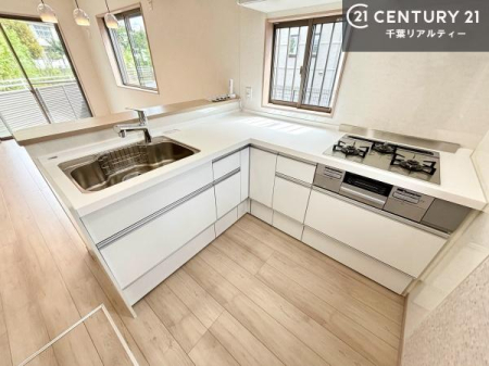 �L�b�`�� L���^�ΖʃL�b�`�����̗p�B��ƃX�y�[�X���L���m�ۂ��Ȃ���A���r���O�ւ̖��͂˂⒲�����̎����ɂ��z�����ꂽ�g������̗ǂ���Ԃł��B