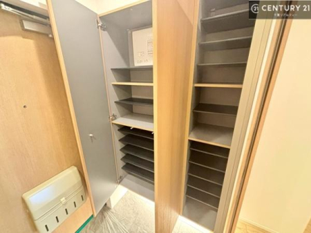 ���� ���ւ̃V���[�Y�{�b�N�X�́A���[�͗ǍD�ŌC���������萮���ł��邾���łȂ��A�㕔������I�Ƃ��Ċ��p�\�B���C�ɓ���̏�����O���[����u���΁A���q���}���邨�����ȋ�ԂɎd�オ��܂��I