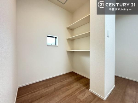 ���[ �L�b�`�����ɂ͕֗��Ȏ��[�X�y�[�X�������B�H�i�̃X�g�b�N�⒲���Ɠd�Ȃǂ��������萮���ł��A�g������̗ǂ��L�b�`����Ԃ��������܂��B