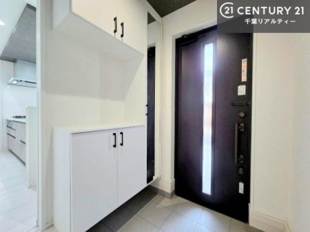 ���� ���ւ̃V���[�Y�{�b�N�X�́A���[�͗ǍD�ŌC���������萮���ł��邾���łȂ��A�㕔������I�Ƃ��Ċ��p�\�B���C�ɓ���̏�����O���[����u���΁A���q���}���邨�����ȋ�ԂɎd�オ��܂��I