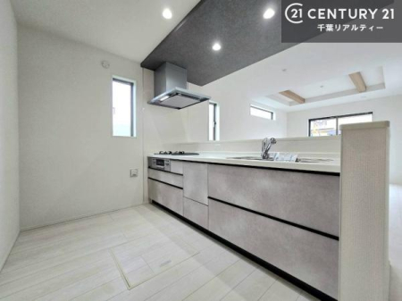 ���r���O ��؂ȉƑ����W�܂邩�炱��LDK�ɂ͂�����肽���B
�q�����������C�ɏ΂��Ȃ��瑖�����Ă���p�����������u�L���Ƃɂ��ėǂ������v�Ǝv���u�Ԃł��B
