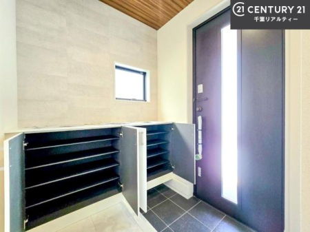 ���� �V���[�Y�{�b�N�X�t���Ȃ̂ŁA���ւ��Еt�����|�������₷���ł��I
�X�b�L���������ւŌ˂��J�����u�ԁA�������̂���S�n������Ԃ��o�}���Ă���܂��B