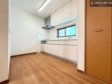 �L�b�`�� ��Ƃ肠�钲���X�y�[�X�ō�Ƃ����₷�����K�ȃL�b�`���ł��I
���q�l�ƈꏏ�ɂ��َq������y���߂�L�X�X�y�[�X�ł��B�y�����������ԂɂȂ肻���ł��ˁI