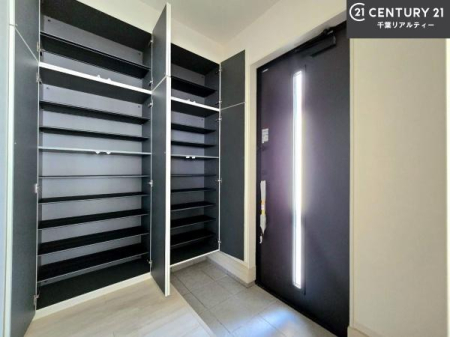 ���� �V���[�Y�{�b�N�X�t���Ȃ̂ŁA���ւ��Еt�����|�������₷���ł��I
�X�b�L���������ւŌ˂��J�����u�ԁA�������̂���S�n������Ԃ��o�}���Ă���܂��B