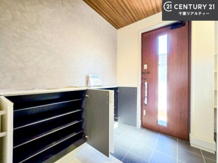���� �V���[�Y�{�b�N�X�t���Ȃ̂ŁA���ւ��Еt�����|�������₷���ł��I
�X�b�L���������ւŌ˂��J�����u�ԁA�������̂���S�n������Ԃ��o�}���Ă���܂��B