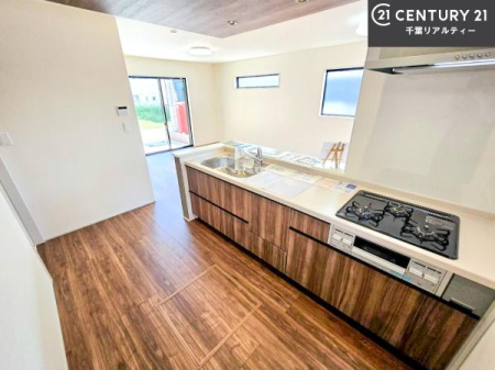 �L�b�`�� ��Ƃ肠�钲���X�y�[�X�ō�Ƃ����₷�����K�ȃL�b�`���ł��I
���q�l�ƈꏏ�ɂ��َq������y���߂�L�X�X�y�[�X�ł��B�y�����������ԂɂȂ肻���ł��ˁI