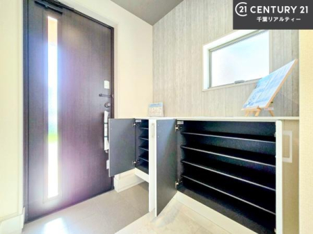 ���� �V���[�Y�{�b�N�X�t���Ȃ̂ŁA���ւ��Еt�����|�������₷���ł��I
�X�b�L���������ւŌ˂��J�����u�ԁA�������̂���S�n������Ԃ��o�}���Ă���܂��B