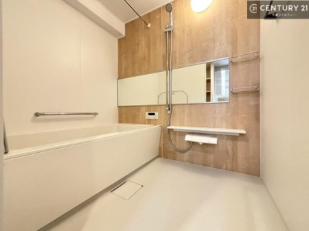 ���� ���[���L�x�ȃ��r���O�ŁA���p�i�⏬������������Еt���A���K�ȋ�Ԃ�ۂĂ܂��B