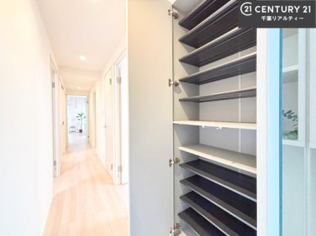 ���� �V���[�Y�{�b�N�X�t���Ȃ̂ŁA���ւ��Еt�����|�������₷���ł��I
�X�b�L���������ւŌ˂��J�����u�ԁA�������̂���S�n������Ԃ��o�}���Ă���܂��B