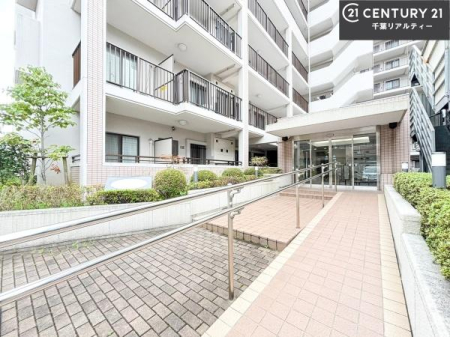 �G���g�����X �z������̗ǂ��G���g�����X�́A���Ƒ��₨�q�l���������}���Ă���܂��B
�����̕�炵�ɐS�n�悳�������炵�Ă�����Ԃł��B