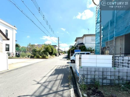 �O�ʓ��H�܂ތ��n�ʐ^ �����������X���݂��L����ՐÂȏZ��X�Ɉʒu���A���₩�ŐS���炮��炵��������Z���ł��B