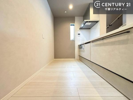 �L�b�`�� ��Ƃ����₷���V�X�e���L�b�`���ł��I���[���t���Ă���̂ŁA�����X�y�[�X�ɕ���u���Ȃ��čς݂܂��I
�L�X�g���āA���K�ɍ�Ƃ��ł��܂��I