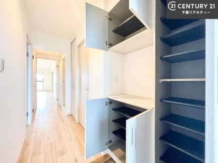���� �V���[�Y�{�b�N�X�t���Ȃ̂ŁA���ւ��Еt�����|�������₷���ł��I
�X�b�L���������ւŌ˂��J�����u�ԁA�������̂���S�n������Ԃ��o�}���Ă���܂��B