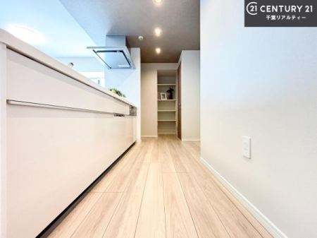 �L�b�`�� ��Ƃ肠�钲���X�y�[�X�ō�Ƃ����₷�����K�ȃL�b�`���ł��I
���q�l�ƈꏏ�ɂ��َq������y���߂�L�X�X�y�[�X�ł��B�y�����������ԂɂȂ肻���ł��ˁI