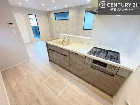 �L�b�`�� ��Ƃ肠�钲���X�y�[�X�ō�Ƃ����₷�����K�ȃL�b�`���ł��I
���q�l�ƈꏏ�ɂ��َq������y���߂�L�X�X�y�[�X�ł��B�y�����������ԂɂȂ肻���ł��ˁI