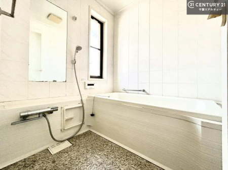 ���� ������Ƃ����������̂���o�X���[���I���K�ȃo�X�^�C��������܂��I
1���̔�����������Ɩ����Ă����f�G�ȃ����N�[�[�V������ԂɂȂ肻���ł��ˁB