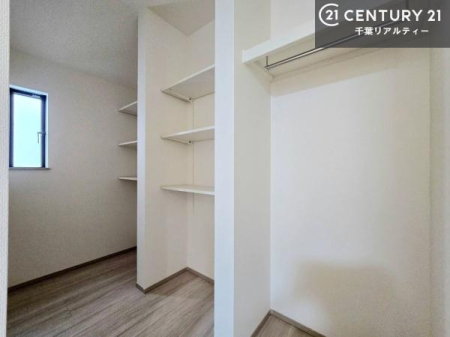 ���[ �t�@�~���[�N���[�[�b�g��������Z�܂��́A���[�͂Ɖ��K�������˔������ґ�ȋ�Ԑ݌v�B�ߗނ�o�b�O�A�G�ߕ��܂łЂƂ܂Ƃ߂ɂł��A���X�̐������ڂ������ƃX�}�[�g�ɁI