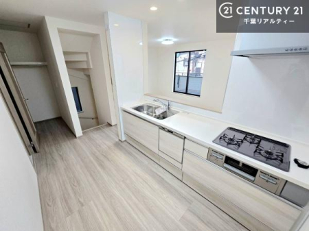 �L�b�`�� ��l�C�̑Ζʎ��V�X�e���L�b�`�����̗p���Ă��܂��I���Ƒ��̃R�~���j�P�[�V���������R�Ƒ�����݌v�ł��B
���q�l�ɂ��ڂ��͂��̂Ŋ������ł��ˁI�L�X�g���ĉ��K�ō�Ƃ��i�݂܂��B