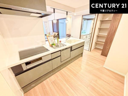 �L�b�`�� ��l�C�̑Ζʎ��V�X�e���L�b�`�����̗p���Ă��܂��I���Ƒ��̃R�~���j�P�[�V���������R�Ƒ�����݌v�ł��B
���q�l�ɂ��ڂ��͂��̂Ŋ������ł��ˁI�L�X�g���ĉ��K�ō�Ƃ��i�݂܂��B