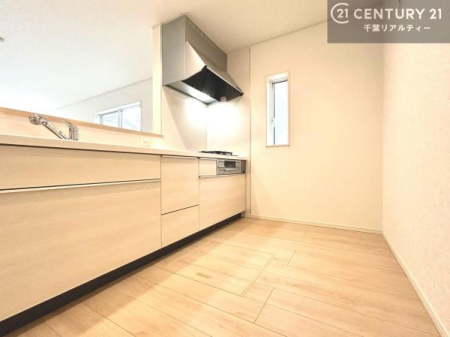 �L�b�`�� ��l�C�̑Ζʎ��V�X�e���L�b�`�����̗p���Ă��܂��I���Ƒ��̃R�~���j�P�[�V���������R�Ƒ�����݌v�ł��B
���q�l�ɂ��ڂ��͂��̂Ŋ������ł��ˁI�L�X�g���ĉ��K�ō�Ƃ��i�݂܂��B
