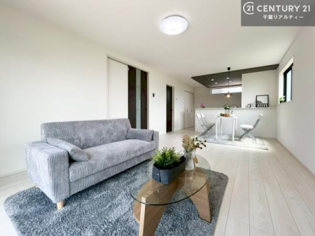 ���r���O �Ƌ��CG�p�[�X�ł��B��؂ȉƑ����W�܂邩�炱��LDK�ɂ͂�����肽���B
�q�����������C�ɏ΂��Ȃ��瑖�����Ă���p�����������u�L���Ƃɂ��ėǂ������v�Ǝv���u�Ԃł��B�i�{�H��j